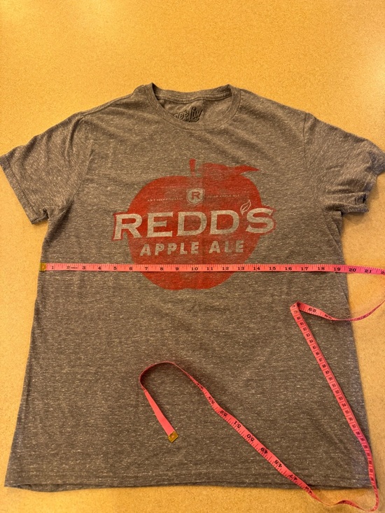 Tee Luv Other - Redd's Apple Ale Men's Gray Short Sleeve Graphic Tee